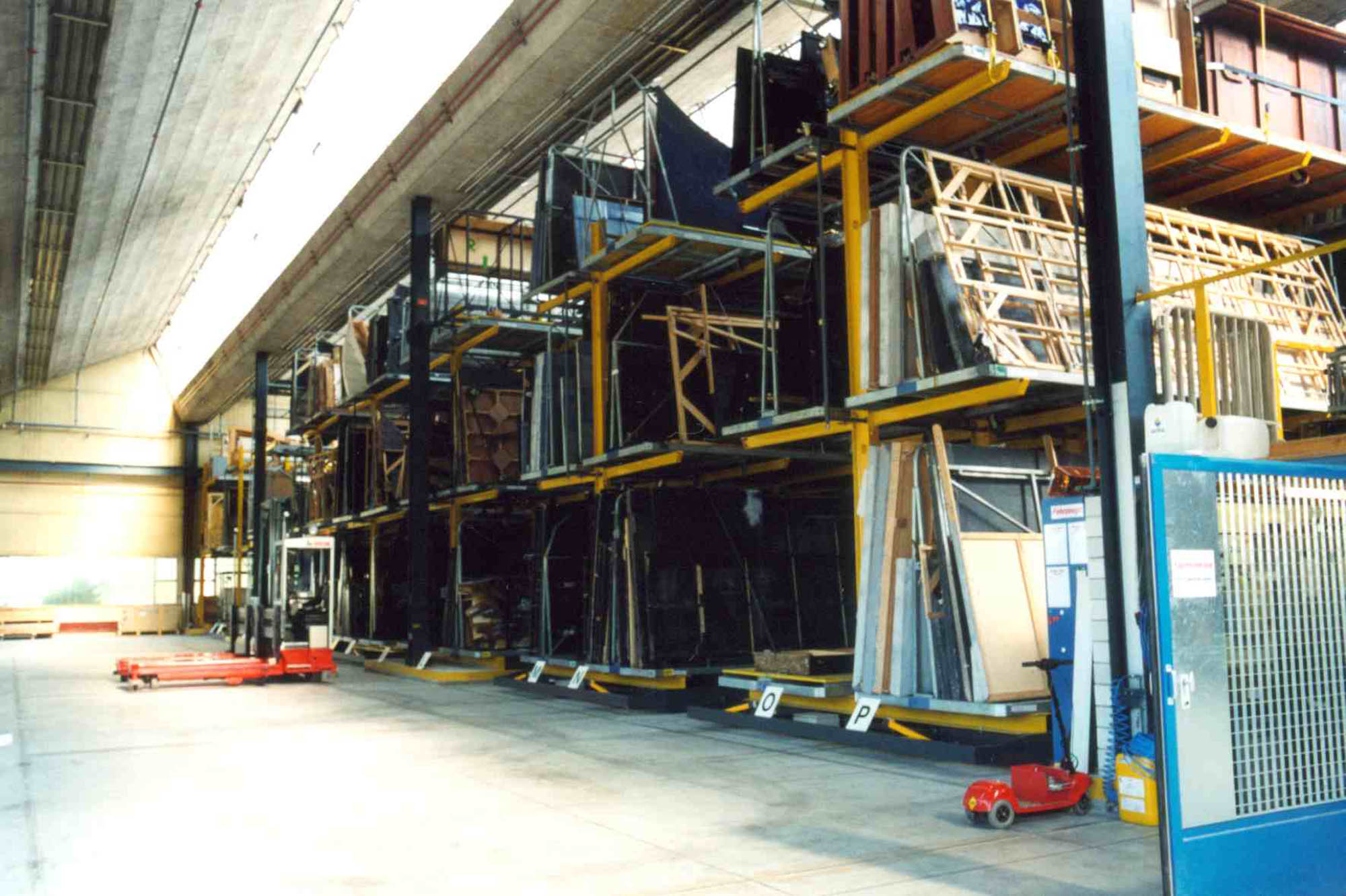 Mobile cantilever racking system